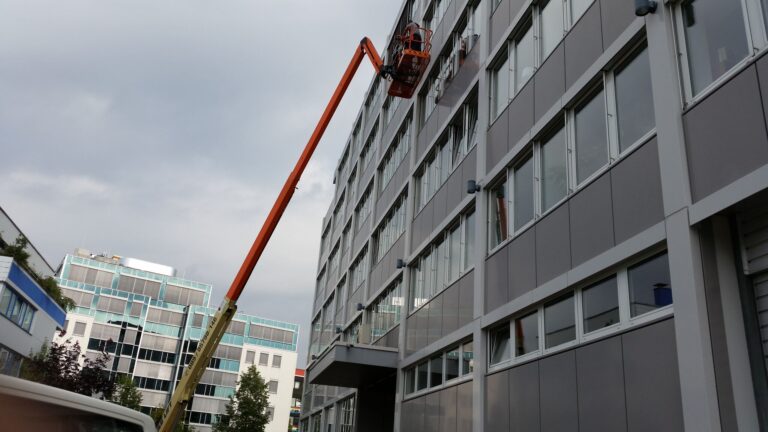 Moderne Techniken zur Fassadenreinigung – Hochdruckreinigung einer Fassade in München