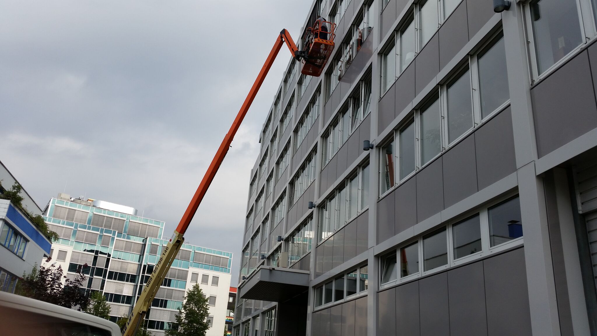 Moderne Techniken zur Fassadenreinigung – Hochdruckreinigung einer Fassade in München